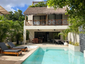 Luxury House Tomanoa - 10pers - 4rooms - Pool - HotJacuzzi - Speed Wifi -waterfall